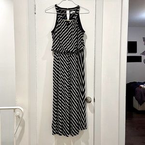 Low cut Striped black and white dress with drawstring